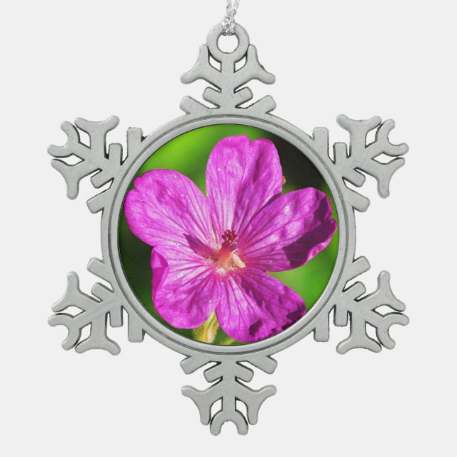 Hellrosa Wildblume blüht Grüngras Schneeflocken Zinn-Ornament (Vorderseite)