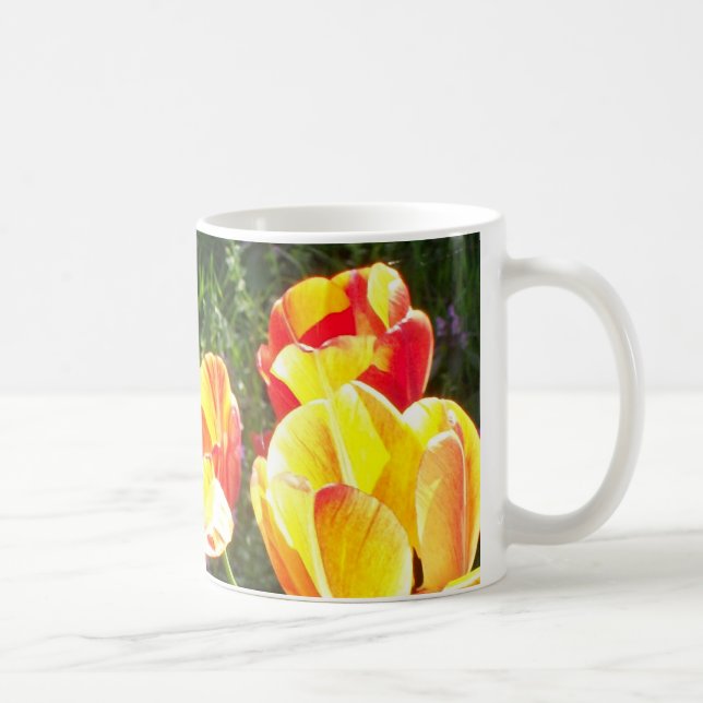 Hellrote und gelbe Tulpen Fotografie Tasse (Rechts)