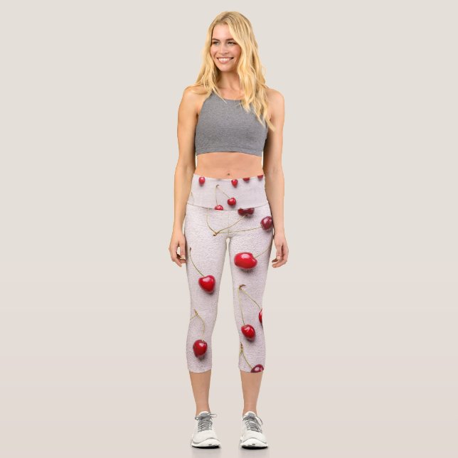 Hellrotes Obst auf weißer Leinwand Capri Leggings (Vorderseite)