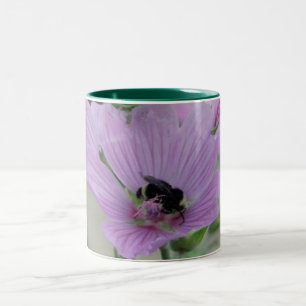 Hellviolette Blume mit Biene Zweifarbige Tasse