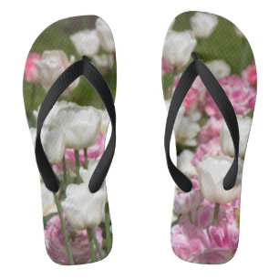 Hellweiße und rosa Tulpen an einem sonnigen Tag Flip Flops