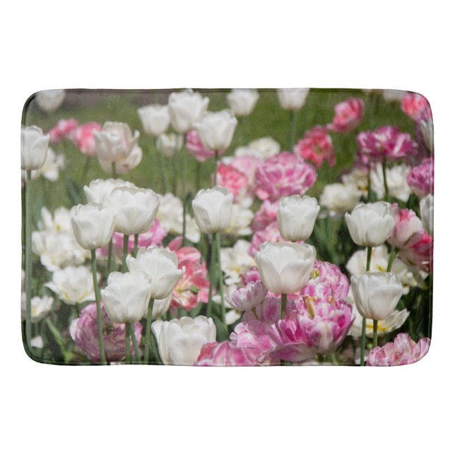 Hellweiße und rosa Tulpen auf sonniger Höhe Badematte (Vorderseite)