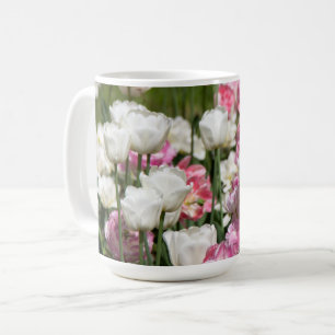 Hellweiße und rosa Tulpen auf sonniger Höhe Kaffeetasse