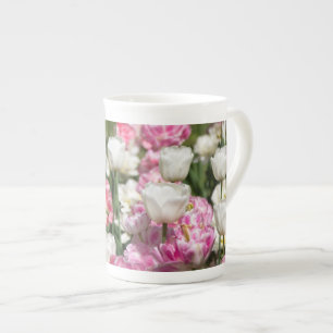 Hellweiße und rosa Tulpen auf sonniger Höhe Prozellantasse