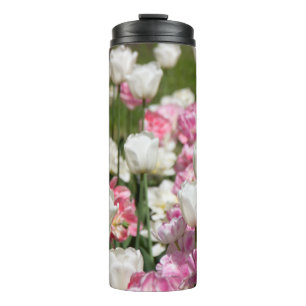 Hellweiße und rosa Tulpen auf sonniger Höhe Thermosbecher