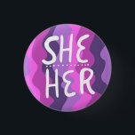 HER Pronouns farbenfroh handschrift Lila Button<br><div class="desc">Dekorieren Sie Ihr Outfit mit diesem coolen Kunstknopf. Macht ein großartiges Geschenk! Sie können ihn anpassen und auch Text hinzufügen. Karo in meinem Shop für viel mehr Farben und Muster! Lass mir Bescheid,  wenn du auch etwas Gewohntes willst.</div>