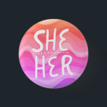 HER Pronouns farbenfroher Handbrief Orange Pink Button<br><div class="desc">Dekorieren Sie Ihr Outfit mit diesem coolen Kunstknopf. Macht ein großartiges Geschenk! Sie können ihn anpassen und auch Text hinzufügen. Karo in meinem Shop für viel mehr Farben und Muster! Lass mir Bescheid,  wenn du auch etwas Gewohntes willst.</div>