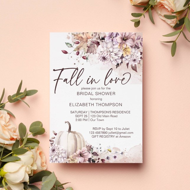 Herabfallen in der Liebe Blattkürbis Brautparty ei Einladung (Fall in love autumn fall bridal shower pastel watercolor pumpkin foliage chrysanthemum invitation )