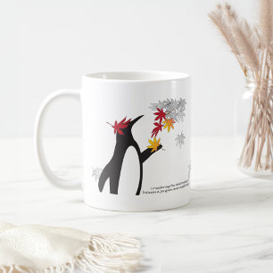 Herbst-Ahornblätter und lustiger Pinguin Kaffeetasse