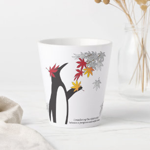 Herbst-Ahornblätter und lustiger Pinguin Milchtasse