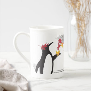 Herbst-Ahornblätter und lustiger Pinguin Prozellantasse