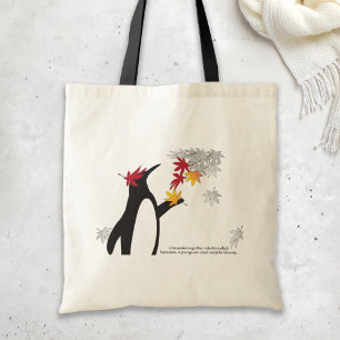 Herbst-Ahornblätter und lustiger Pinguin Tragetasche