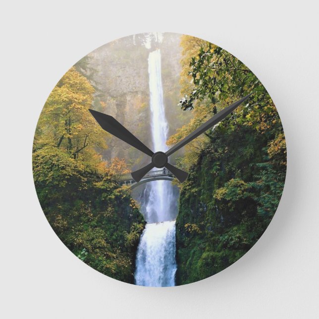 Herbst bei Multnomah Falls, OR Runde Wanduhr (Vorderseite)