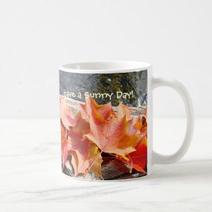 Herbst-Blätter-Kaffeetasse haben einen sonnigen Tasse