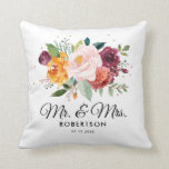 Herbst-Burgund-Blütenblütenblütenblüte Hochzeit Kissen<br><div class="desc">Im Herbst / Herbst Blumen Blumenkissen finden Sie ein atemberaubendes Bouquet aus Rot, Orangenpfirsich und Marsala-Bordeaux-Rose-Blume mit üppigen grünen botanischen Blätter und eucalyptus-Blätter und Imitate Gold Glitzer. Diese farbenfrohe Einladung ist perfekt für Herbst- oder Herbsthochzeiten, Frühjahrshochzeiten und Hochzeiten zu Hochzeiten zu Hochzeiten zu Hochzeiten zu Hochzeiten zu Hochzeiten. Weitere passende...</div>