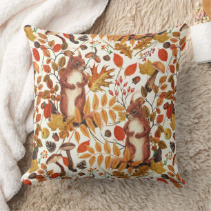 Herbst-Eichhörnchen und Herbstflora auf Weiß Kissen