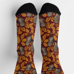 Herbst-Eulen auf dunkelrot Socken