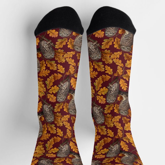 Herbst-Eulen auf dunkelrot Socken (Oben)