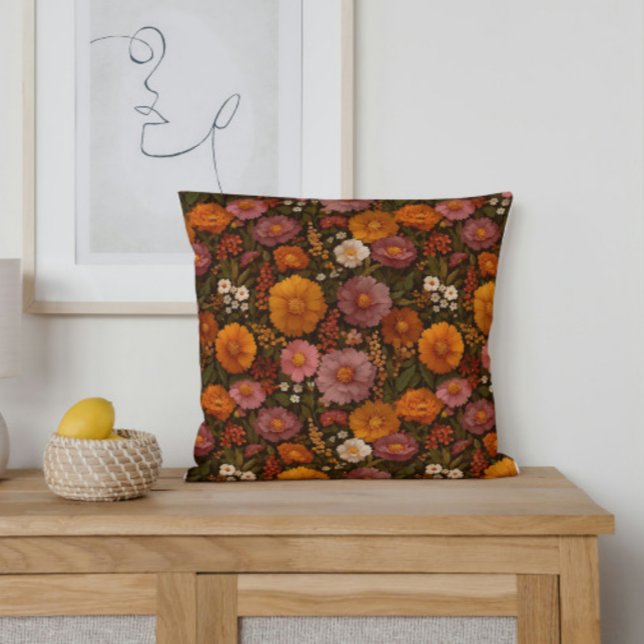 Herbst Florals in Burnt Orange und Rot Kissen (Embrace the beauty of fall with this floral pillow. A rich mix of burnt orange and violet flowers.)