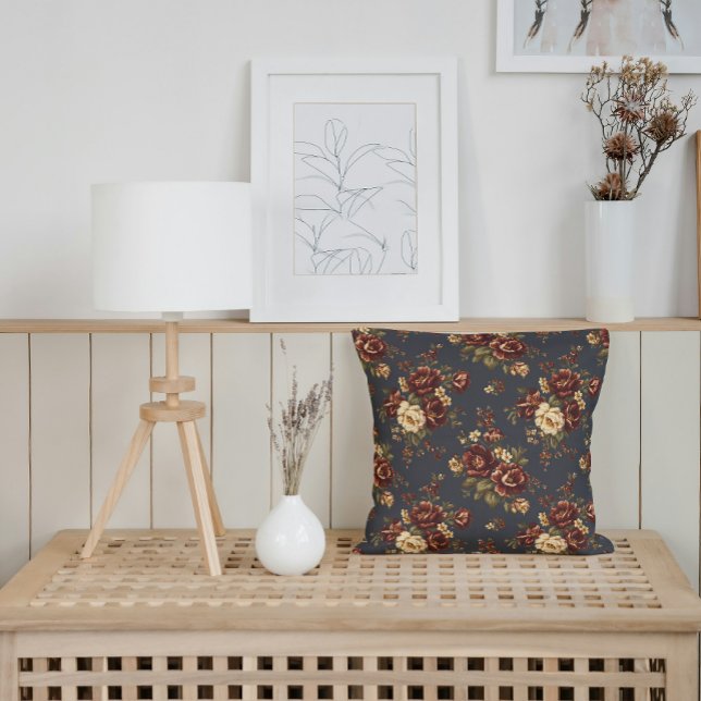 Herbst Florals in Deep Burgund und warme Creme Kissen (Classic farmhouse look with warm, inviting fall floral accents.)