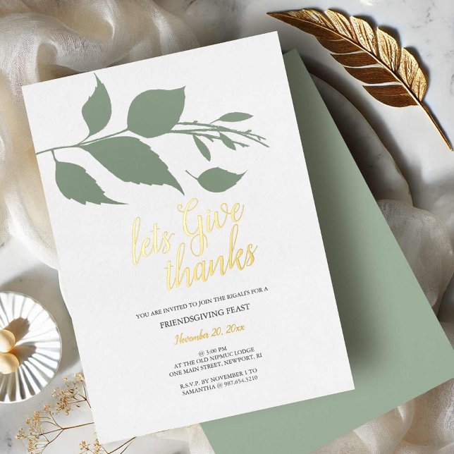 Herbst Grün und Weiße Freunde geben Folieneinladung (Thanksgiving invitations gold foil and sage green leaves by Victoria Grigaliunas Do Tell A Belle)