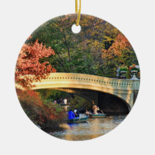 Herbst im Central Park: Boote durch Bow Bridge #01 Keramik Ornament