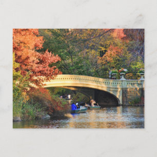 Herbst im Central Park: Boote durch Bow Bridge #01 Postkarte