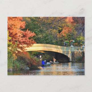 Herbst im Central Park: Boote durch Bow Bridge #01 Postkarte