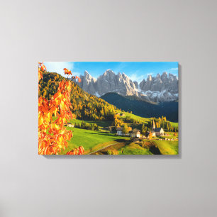 Herbst in der Dolomiten-Landschaft mit Kirche Leinwanddruck