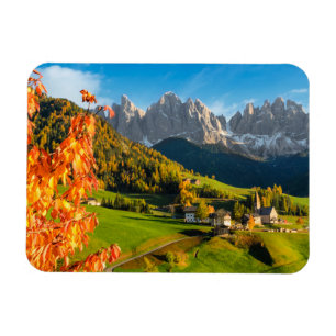 Herbst in der Dolomiten-Landschaft mit Kirche Magnet