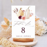 Herbst in der Liebe Pumpkin Herbsthochzeit Tischnummer<br><div class="desc">Diese Tischnummer ist mit weißgetünchten und gelben Kürbissen in Aquarelltönen,  die mit Bordeaux,  Maronade und rosa Blume über den Herbstlauben geschmückt sind. Für eine erweiterte Anpassung dieses Designs klicken Sie bitte oben auf die SCHALTFLÄCHE BLUE DESIGN TOOL (BLAUE DESIGN TOOL)</div>