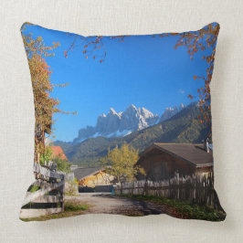 Herbst in einem Dorf in den Dolomit in Italien Kissen