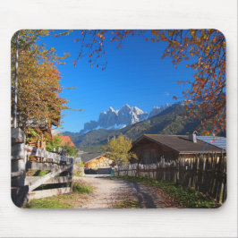 Herbst in einem Dorf in den Dolomit in Italien Mousepad
