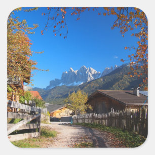 Herbst in einem Dorf in den Dolomit in Italien Quadratischer Aufkleber
