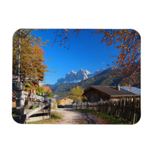 Herbst in einem Dorf in den Dolomiten in Italien Magnet