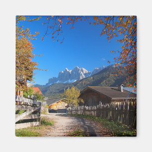 Herbst in einem Dorf in den Dolomiten in Italien Magnet