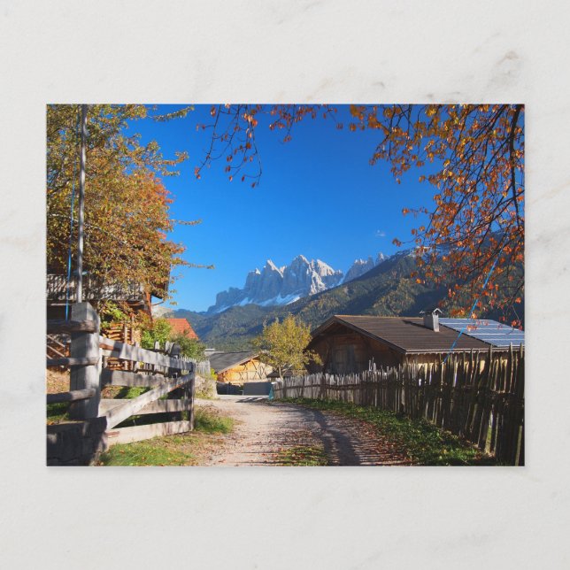 Herbst in einem Dorf in den Dolomiten in Italien Postkarte (Vorderseite)