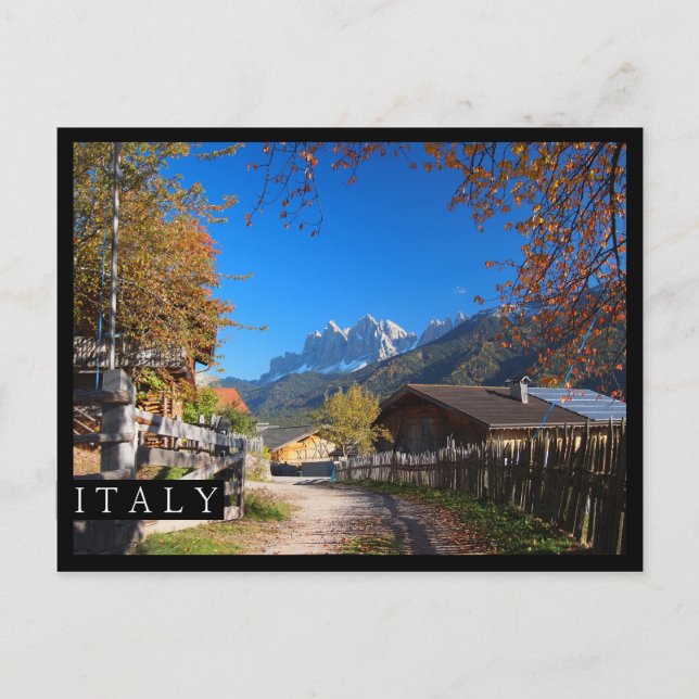 Herbst in einem Dorf in den Dolomiten in Italien Postkarte (Vorderseite)