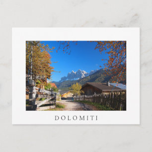 Herbst in einem Dorf in den Dolomiten in Italien Postkarte