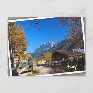 Herbst in einem Dorf in den Dolomiten in Italien Postkarte