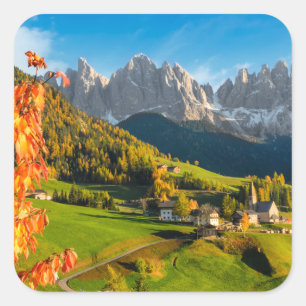 Herbst in einer Dolomitlandschaft mit Kirche Quadratischer Aufkleber