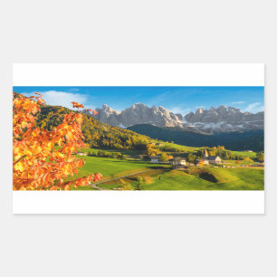 Herbst in einer Dolomitlandschaft mit Kirche Rechteckiger Aufkleber