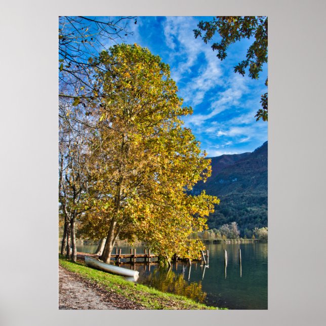 Herbst in Italien mit Baum und Schiff am See Poster (Vorne)