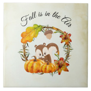 Herbst ist in der Luft Typografie mit Eichhörnchen Fliese