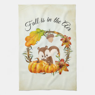 Herbst ist in der Luft Typografie mit Eichhörnchen Geschirrtuch