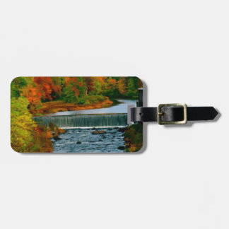 Herbst-landschaftliche Ansicht einer kleinen Gepäckanhänger