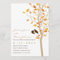 Herbst-Liebe-Vögel im Baum mit Herbstlaub