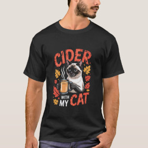 Herbst-Siamesenkatze mit Apfelwein-Tasse T-Shirt