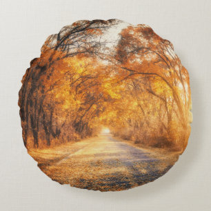 Herbst Sonnenuntergang: Waldstraßenlandschaft. Rundes Kissen