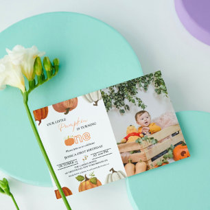 Herbst unser kleiner Kürbis, der einen ersten Gebu Einladung